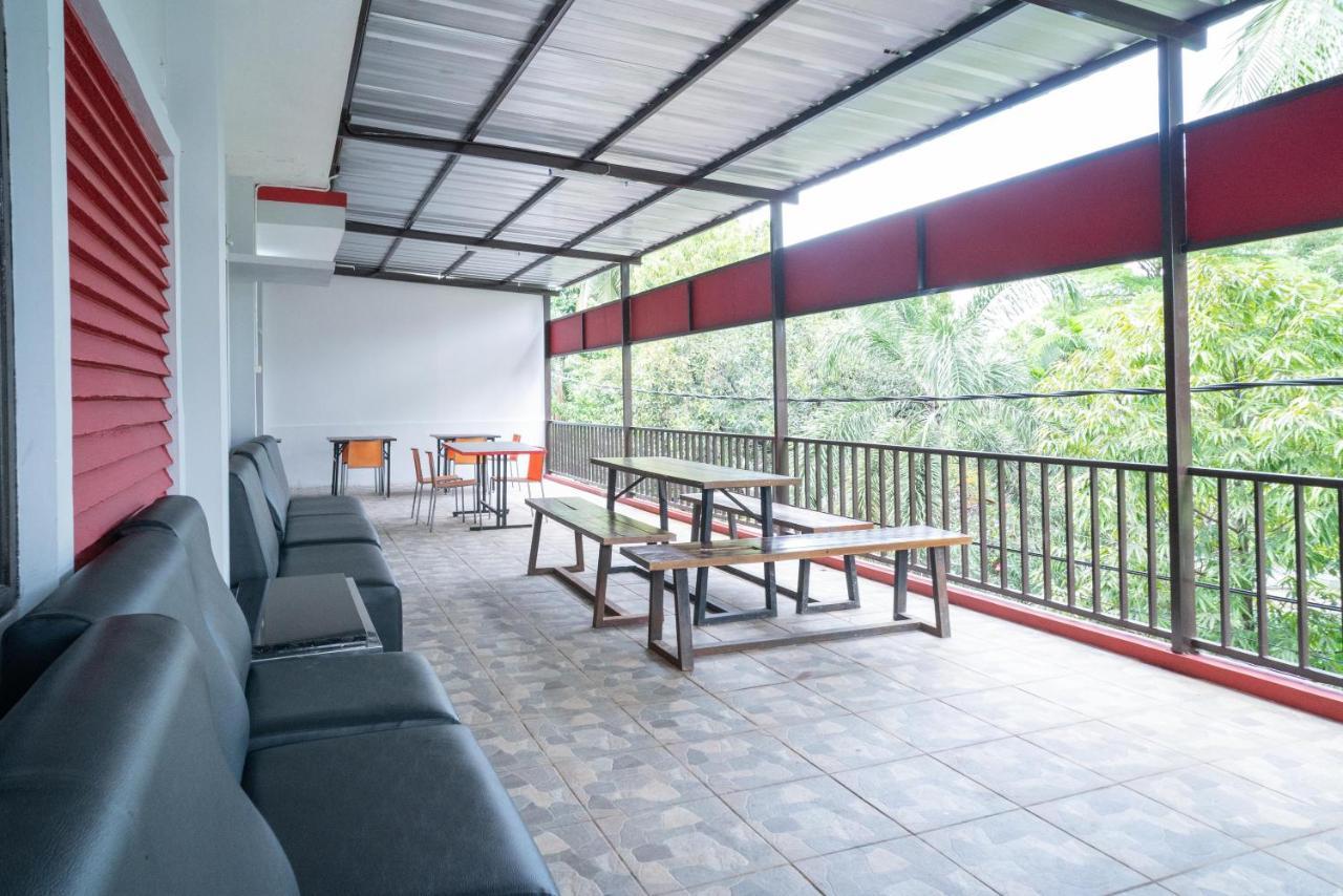 Reddoorz Plus Near Itc Cempaka Mas 2 Джакарта Экстерьер фото